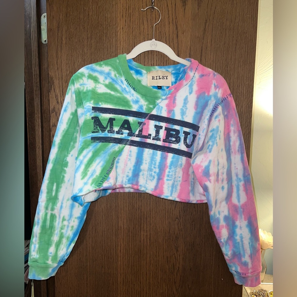 Cropped ty-dye multi-colored shirt. Size M/L.
